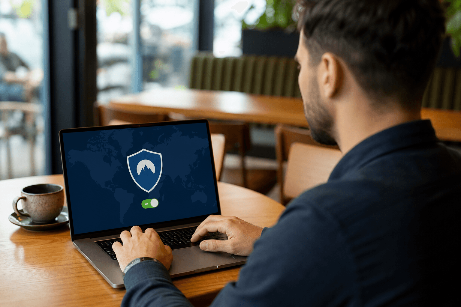 Laptop met VPN split tunneling instellingen naast een routekaart met twee gescheiden verkeersstromen
